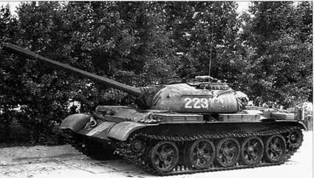 Командирский танк Т54АК Боевая масса 3636 т экипаж 4 чел оружие - фото 183