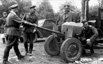 Офицеры немецкого 16го саперного батальона осматривают захваченную Canon de - фото 70