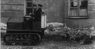 Трактор 12 HP с двухкорпусным плугом 25тонный трактор с пушкой на параде - фото 61