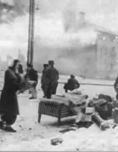 Население города Васа покидает свои разрушенныев результате бомбёжки и горящие - фото 76
