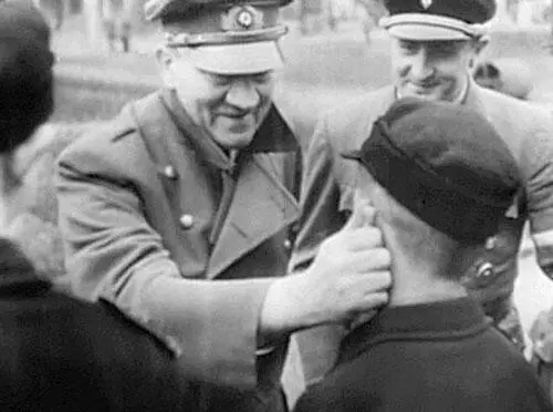 Апрель 1945 года Гитлер во дворе Имперской канцелярии награждает мальчиков из - фото 25