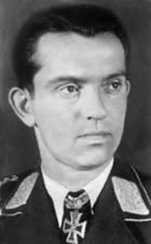 Мартин Мёбус РК 851940 лейтенант авиации командир самолета 1й эскадрильи - фото 388