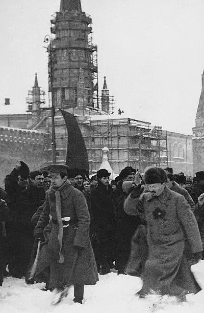 Троцкий на Красной площади Зима 1920 г Троцкий Каменев Зиновьев будущие - фото 3