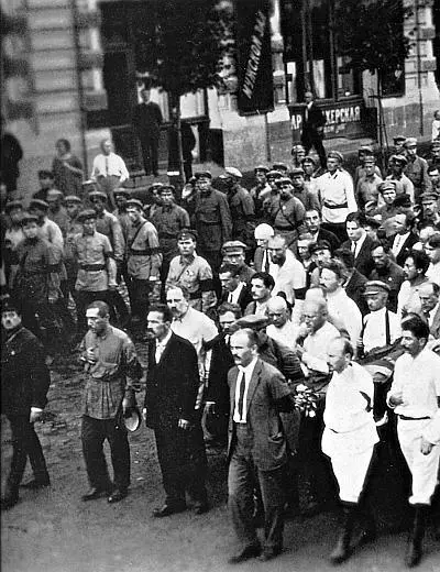 Похороны Ф Дзержинского Июль 1926 г Легко узнаваемы Ягода Молотов Бухарин - фото 7