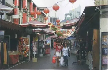 Знаменитый рынок в Чайнатауне по разнообразию сувениров и памятных подарков не - фото 12