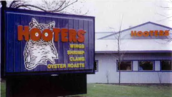 Илл 18 Вывеска ресторана Hooters Помните с какими женскими прелестями это - фото 121