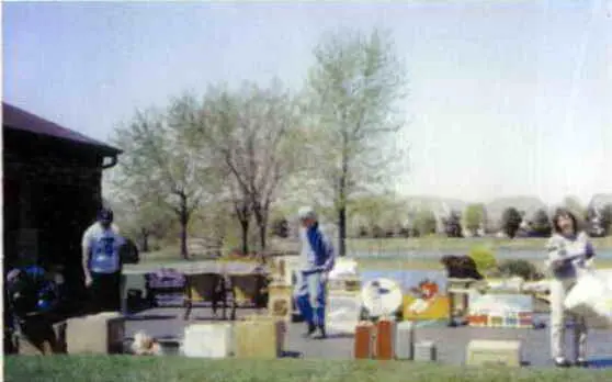 Илл 57 Yard sale дворовая распродажа мужчины еще присматриваются а дама - фото 159