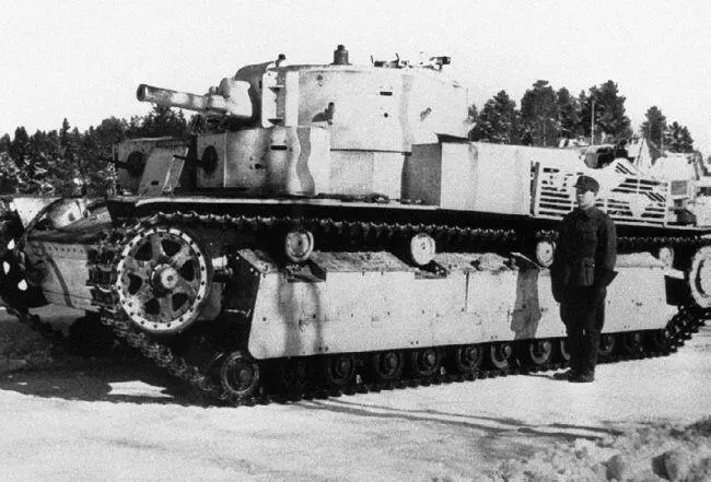 Финский танкист у трофейного Т28 Варкаус март 1940 года Нанесенный на - фото 101