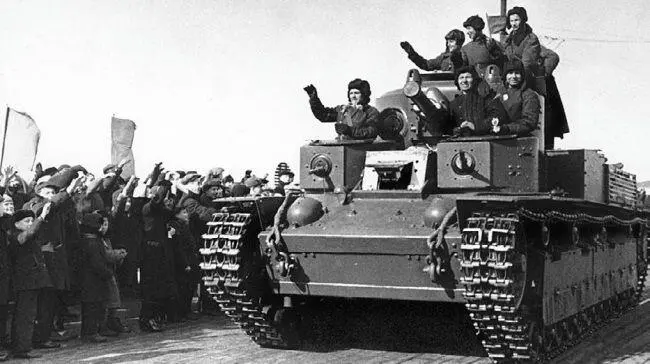 Жители Ленинграда приветствуют танкистов 20й тяжелой танковой бригады - фото 105