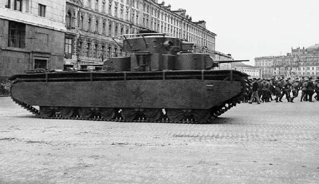 Танк Т35 направляется на Красную площадь 1 мая 1940 года Танк Т35 - фото 219
