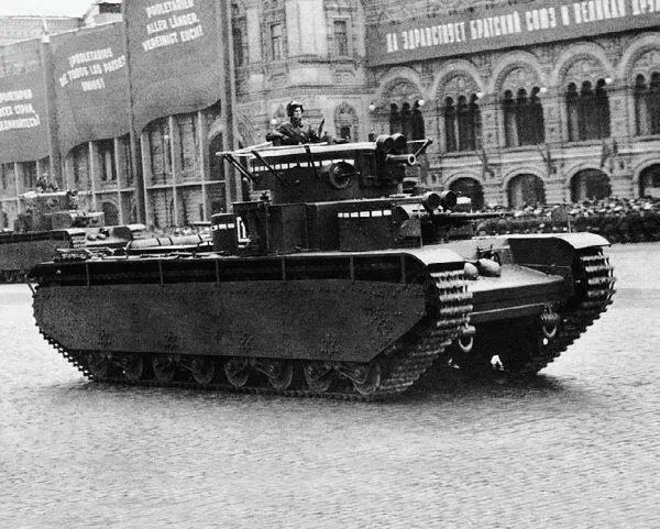 Танк Т35 проходит по Красной площади 1 мая 1937 года Машина оснащена фарами - фото 220