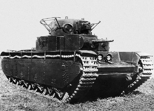 Общий вид танка Т35 Кубинка 1947 год Хорошо видна установка фар в броневых - фото 221