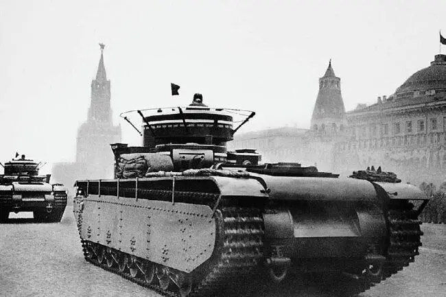 Т35 на параде 7 ноября 1935 года Хорошо видна укладка брезента и троса на - фото 222