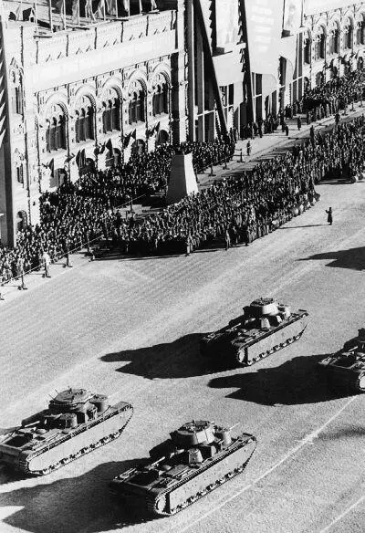 Танки Т35 проходят по Красной площади 7 ноября 1940 года На фото два танка - фото 223