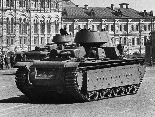 Танки Т35 с коническими башнями на Красной площади 1 мая 1941 года На - фото 224