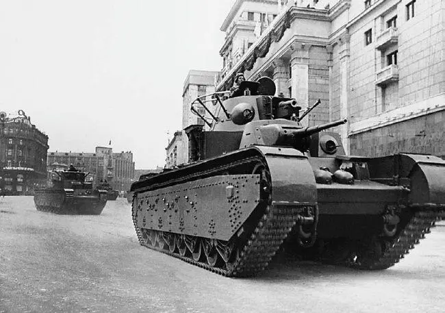 Т35 по пути на Красную площадь 7 ноября 1940 года Хорошо виден люк - фото 225