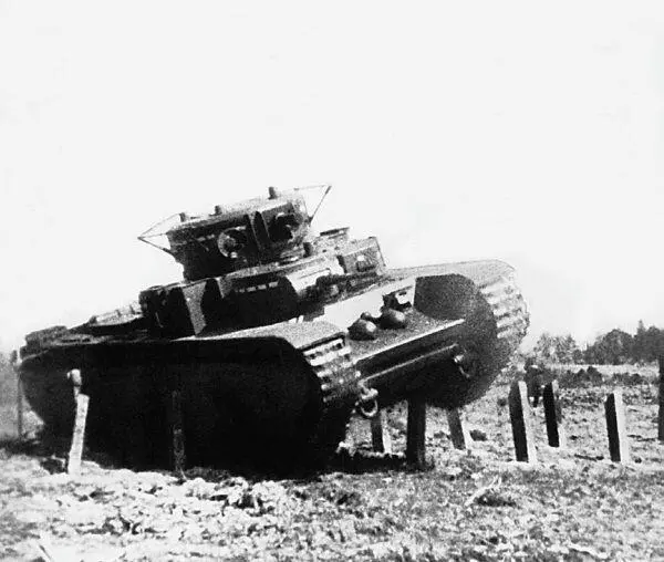 Буксировка вышедшего из строя Т35 тягачом Ворошиловец Район Харькова лето - фото 233