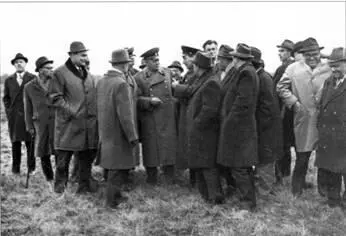 Первые заводские испытания опытного танка Т64А с ГТСУ В центре группы - фото 40