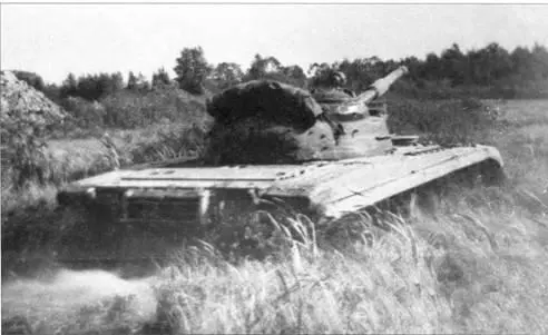 Опытный танк Т64А с ГТСУ преодолевает участок заболоченной местности - фото 43