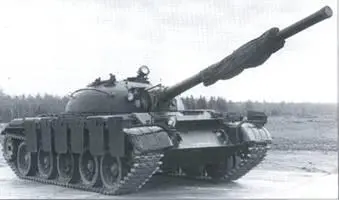 Танк Т62 оборудованный комплексной экранной защитой ЗЭТ1 в походном - фото 128