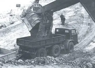 Работа самосвального автопоезда в карьере Еганово Ноябрь 1975 г Модификации - фото 47