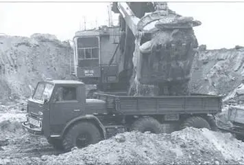 Работа самосвального автопоезда в карьере Еганово Ноябрь 1975 г Модификации - фото 48