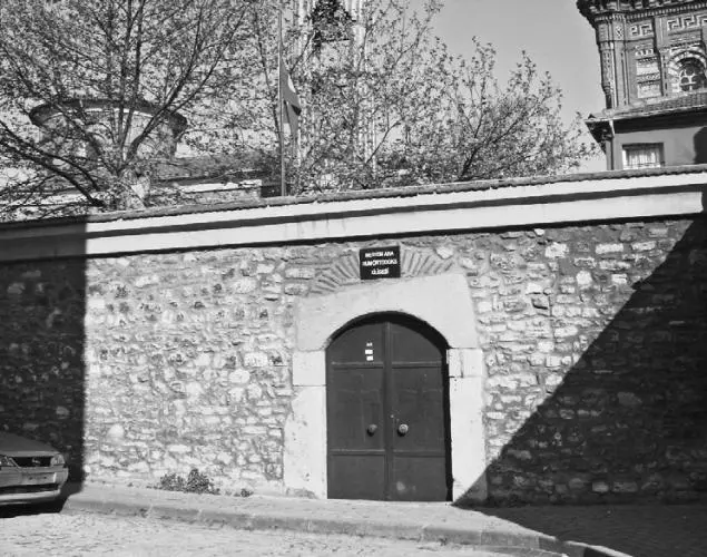 Рис 95 Дверь ведущая во двор церкви Матери Марии Монгольской Обычно она - фото 95