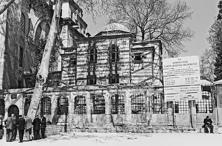 Рис 119 Старая мечеть Завоевателя сегодня огорожена забором со всех сторон и - фото 119