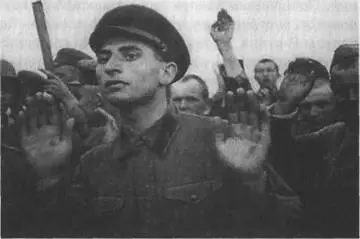 А это еврейский младший командир захлебывается от радости диктор - фото 22