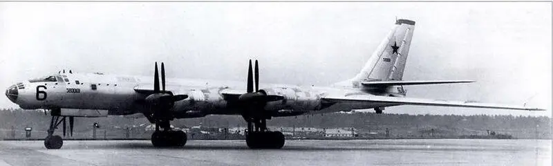 Один из первых серийных самолетов Ту95 принимавших участие в государственных - фото 14
