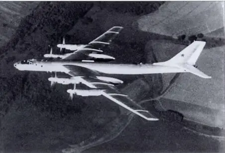 Серийный Ту95 в полете Ту95 выполняющий боевую задачу в полете над - фото 16