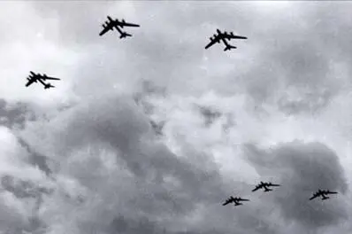 Группа серийных Ту95 в полете над Тушинским аэродромом во время традиционного - фото 19
