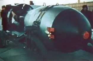 Термоядерная бомба РДС37 Самолет Ту95202 с подвешенной в грузоотсеке - фото 21