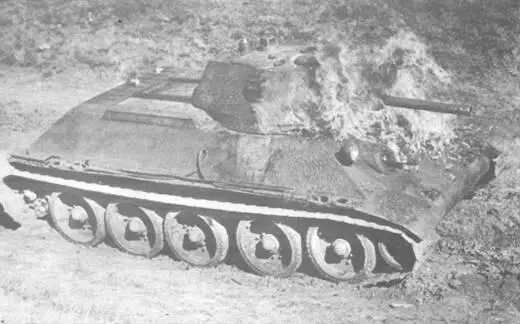 Забрасывание бутылками с горящим бензином носовой части танка XIV - фото 79