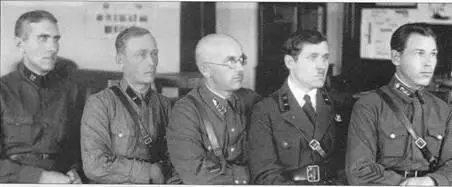 Командиры танковой части 1936 г В центре полковник с эмблемой танк БТ - фото 149