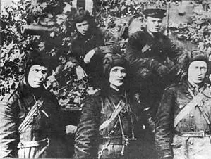Экипаж КВ1 старшего лейтенанта 3 Колобанова в центре у своего танка 19 - фото 20