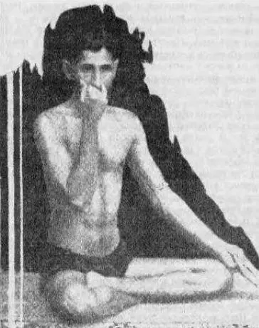 Рис 27 Положение тела при выполнении переменного дыхания Йоги Обратите - фото 34