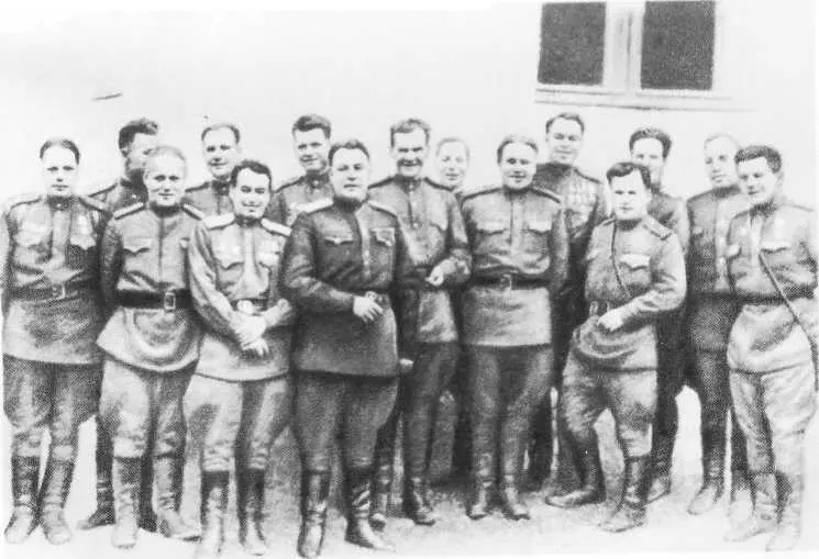 Л И Брежнев с группой политработников 18й армии Ужгород Осень 1944 года - фото 92