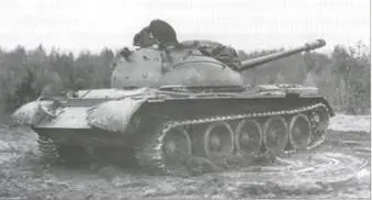 Поворот танка T54A с макетной ходовой частью на лугу Преодоление танком - фото 129