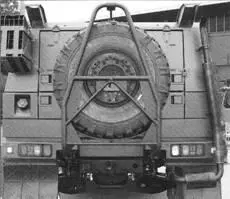 На Iveco LMV M65 боекомплект для пулемета и оружия десанта размещен на крыше и - фото 10