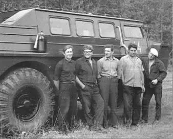 На испытаниях машины 49042 слева направо Анатолий Борисов Борис Нежевенко - фото 106