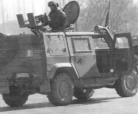 Посадка и высадка экипажа Iveco LMV M65 может осуществляться только в стороны - фото 12