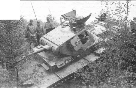 Уткнувшийся в откос ямы PzKpfwIII AusfA Из командирской башенки торчит - фото 148