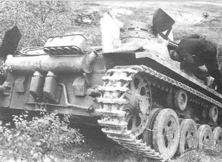 Корпус танка PzKpfwIII AusfA имел вертикальную заднюю стенку Два высоких - фото 149