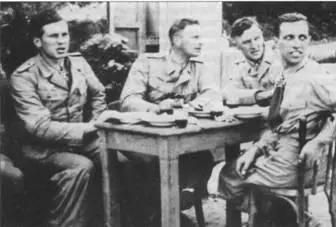 Компания лучших асов из состава IIJG2 празднует Рождество 1943 г Слева - фото 71