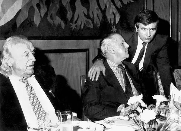 С Рафаэлем Альберти и Уильямом Мередитом 1979 г С перуанским поэтом - фото 46