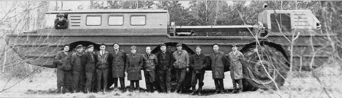 На испытаниях ПЭУ2 В кабине БИ Григорьев стоят слева направо ЕФ - фото 106