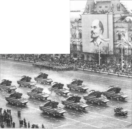 Боевые машины 9А33Б на Красной площади 7 ноября 1975 г Компоновка ЗУР 9М33 - фото 37
