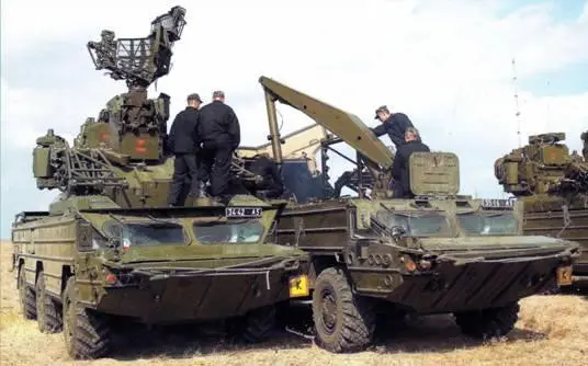 Перегрузка ТПК с ракетой 9М33М3 с ТЗМ 9Т217Б на боевую машину 9А33БМЗ комплекса - фото 68
