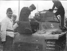 PzKpfw 38 Н с эмблемами танковых войск и люфтваффе Видимо танк принадлежал - фото 109